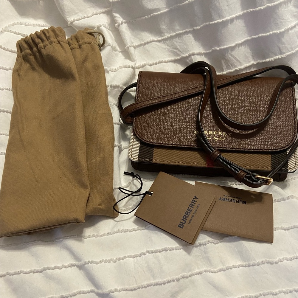 BRAND NEW. CROSSBODY BURBERRY PURSE WITH DUST BAG.